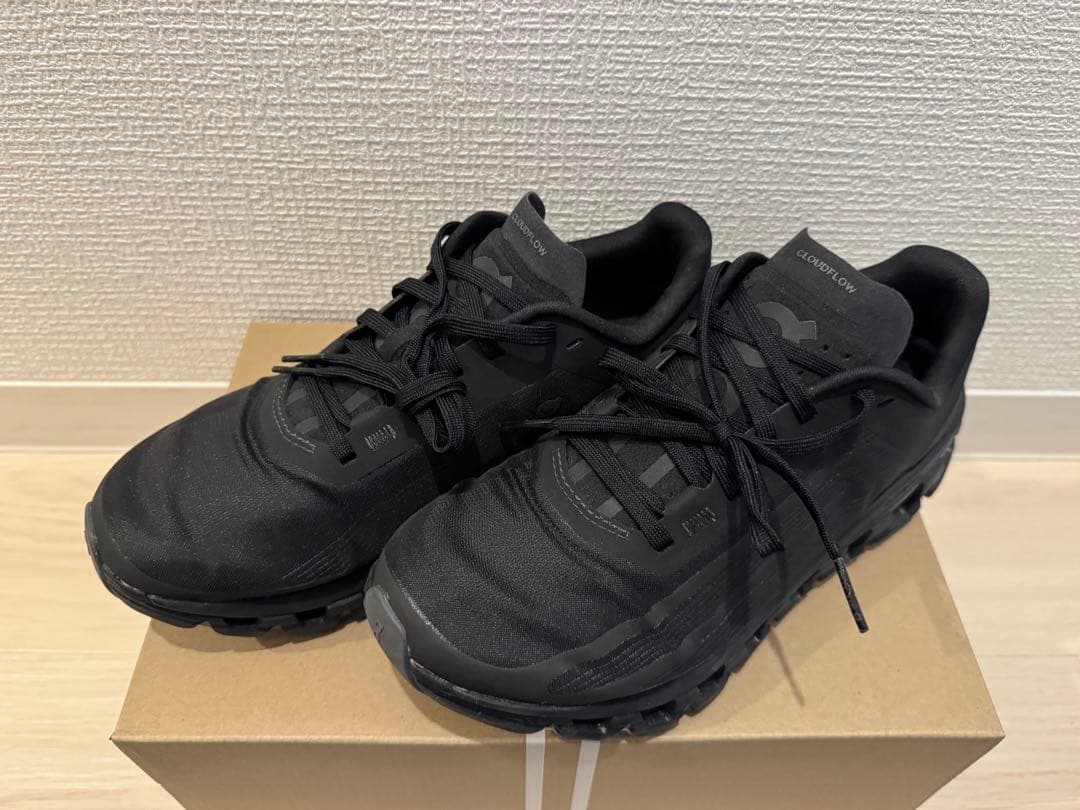 On オンCloudflow4 IKON 23.5cm ウィメンズ　限定